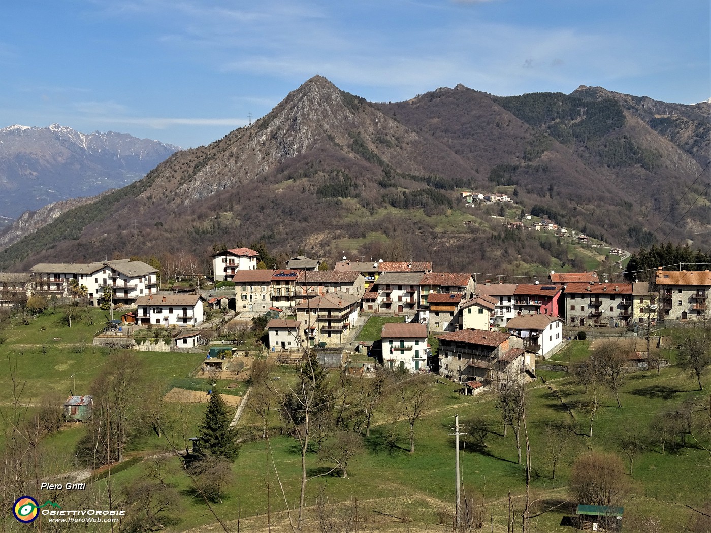 51 Camonier, bella contrada con vista sui monti della Val Serina .JPG